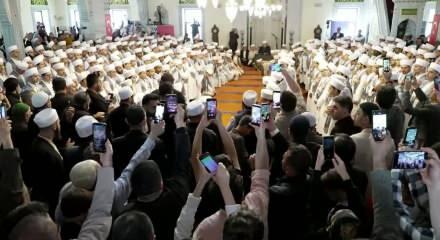 K&uuml;&ccedil;&uuml;k&ccedil;ekmece'de 232 hafız icazet aldı! Aynı g&uuml;n iki sevin&ccedil;: Dev k&uuml;lliye a&ccedil;ıldı!