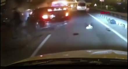 Maltepe'de d&ouml;rt ara&ccedil; birbirine girdi: Kaza anı kamerada