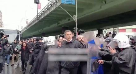 Mecidiyek&ouml;y'de arbade! TİP başkanı Erkan Baş polis barikatlarına saldırdı