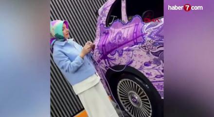 Mor tutkunu kadın Togg aracını ultraviyole ışıkta parlayan halıyla kaplattı