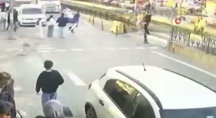 Motosiklet yayaya &ccedil;arptı: Kaza anı kameraya yansıdı