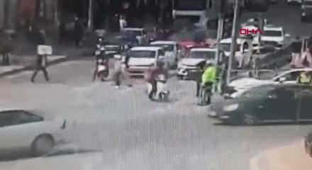 Nefes borusuna cisim ka&ccedil;an moto kurye, polislerin &lsquo;heimlich&rsquo; manevrası ile hayata tutundu