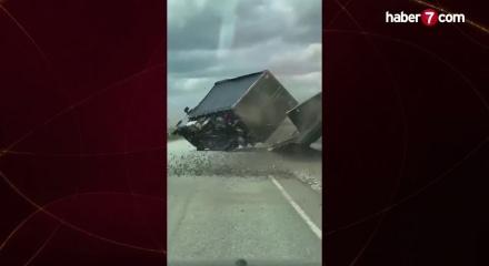 Şiddetli r&uuml;zgar kamyon devirdi: Havada par&ccedil;alandı