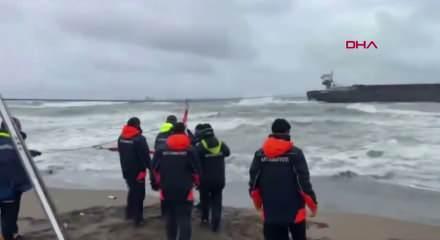 Sakarya'da fırtına karaya oturan gemideki 8 m&uuml;rettebat tahliye edildi