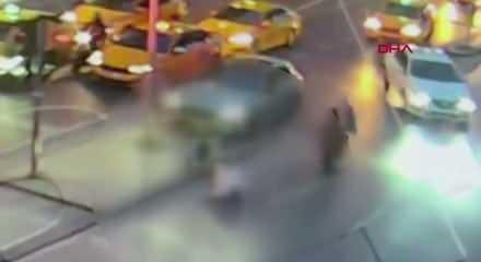 Şişli&rsquo;deki trafik kazasında &uuml;zerine trafik ışığı devrilen Mısırlı turist hayatını kaybetti 