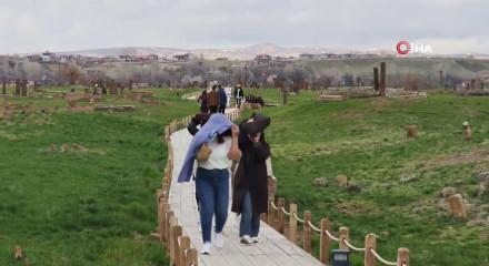 Tarihi İslam mezarlığında ziyaret&ccedil;i akını