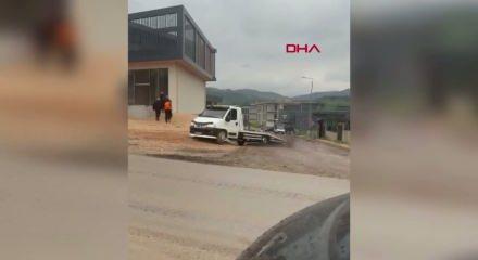 Tartıştığı kişilerin &uuml;zerine &ouml;nce aracını s&uuml;rd&uuml;, ardından sopayla saldırdı