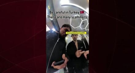Turisten fazla para almak isteyen o berberin d&uuml;kkanı m&uuml;h&uuml;rlendi