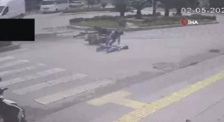 Yaya ge&ccedil;idini kullanan bisiklete motosiklet &ccedil;arptı: 2'si &ccedil;ocuk 3 yaralı