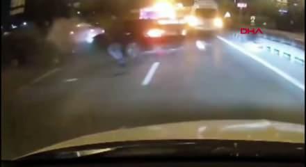 Zincirleme kazada ara&ccedil;tan fırlayan yaralı y&uuml;rekleri ağza getirdi