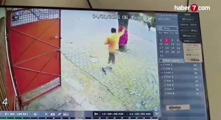 Hindistan'da ineğe saldıran adam boynuz darbesiyle yere serildi