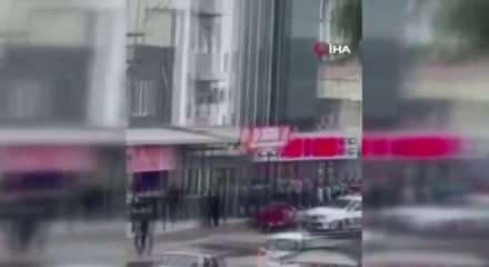 Adana&rsquo;da sokak ortasında kavga: Polis havaya ateş a&ccedil;tı
