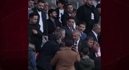 Dikkat &ccedil;eken g&ouml;r&uuml;nt&uuml;: Ahmet T&uuml;rk, kendisi yerine kayyum atanan Vali Akkoyun ile yan yana 