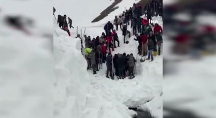 Artvin'de &ccedil;ığ altındaki B&uuml;lent Gezer'in cansız bedeni 4 ay sonra kar altından &ccedil;ıkarıldı