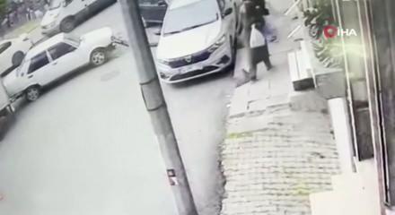 Bağcılar'da park halindeyken freni boşalan kamyon 8 araca &ccedil;arptı; kaza kamerada 