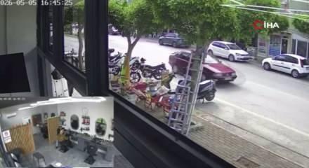Berberde tıraş olan şahsa satırla saldırmıştı, o anların g&ouml;r&uuml;nt&uuml;s&uuml; ortaya &ccedil;ıktı