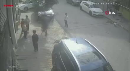 Bı&ccedil;aklı saldırgan sokakta &ccedil;ocukları, binada komşuları hedef aldı!