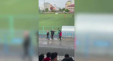 B&ouml;lgesel Amat&ouml;r Lig'de skandal! Y&ouml;netici sahaya inip talimat verdi