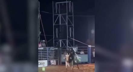 Brezilya'da rodeo arenasında feci &ouml;l&uuml;m: Boğanın altında kaldı