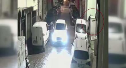Bursa&rsquo;da husumetlileri tarafından sokağa &ccedil;ağrılan gence kurşun yağmuru