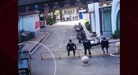 &Ccedil;in&rsquo;de mini kargo aracının &ccedil;arptığı bariyerden d&uuml;şen şahıslar kameralara yansıdı