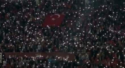 Elazığspor taraftarından muazzam g&ouml;r&uuml;nt&uuml;: Şehit &ouml;lmez diyen, birileri var!