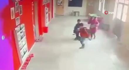 Erzurum'da y&uuml;rek ısıtan an: Yere d&uuml;şen bayrağı asamadılar ama yerde de bırakmadılar 