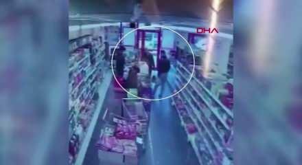 Jandarma personeli, marketteki m&uuml;şteriyi kalp masajıyla hayata bağladı