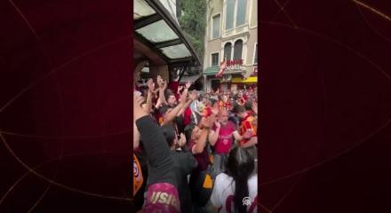 Galatasaray taraftarı Beyoğlu&rsquo;nda Antalyaspor karşılaşmasını bekliyor