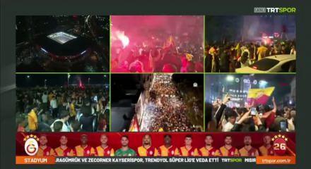Galatasaraylı taraftarlar 26. şampiyonluğunu kutluyor