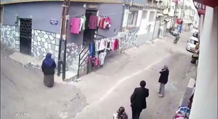Gaziantep'te motosikletli maganda k&uuml;&ccedil;&uuml;k kıza &ccedil;arpıp ka&ccedil;tı!