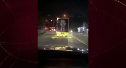 G&ouml;r&uuml;nt&uuml;ler Endonezya&rsquo;dan! Kamyonun arkasında Cumhurbaşkanı Erdoğan portresi!