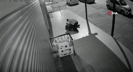 G&ouml;z&uuml; d&ouml;nm&uuml;ş cani &ouml;n&uuml;n&uuml; kestiği yaşlı adamın parasını &ccedil;alıp &ouml;ld&uuml;resiye darp etti