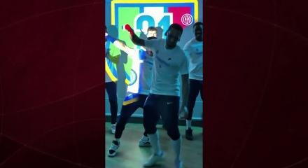 Kaptan Hakan &Ccedil;alhanoğlu'nun moonwalk dansı viral oldu