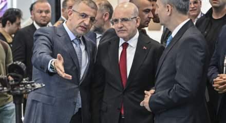 Hazine ve Maliye Bakanı Şimşek, SAHA 2026'yı ziyaret etti