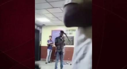 Hindistan'da dehşet anları: Kafasına saplanan palayla telefonda konuştu