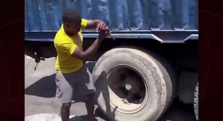 Tırın lastiğini bı&ccedil;akla delmeye &ccedil;alıştı: Y&uuml;z&uuml;ne patladı