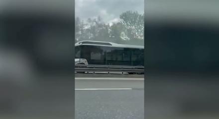 İBB ara&ccedil;larında bitmeyen &ccedil;ile! Seyir halindeki metrob&uuml;sten dumanlar y&uuml;kseldi 