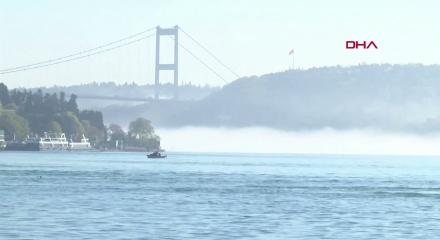 İstanbul&rsquo;da yoğun sis ulaşımı vurdu: Boğaz trafiği durdu, vapur seferleri iptal