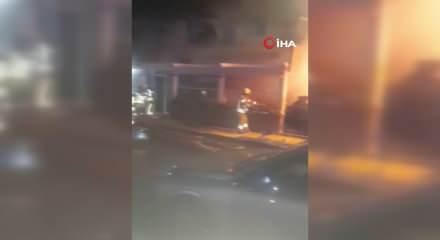 Kadık&ouml;y'de gece yarısı dehşet: Galeri &ouml;n&uuml;ndeki ara&ccedil;lar alev alev yandı