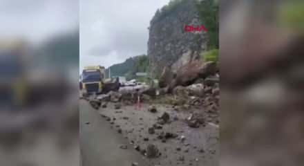 Karadeniz sahil yolunda heyelan: TIR hasar aldı, yol tek şeride d&uuml;şt&uuml;