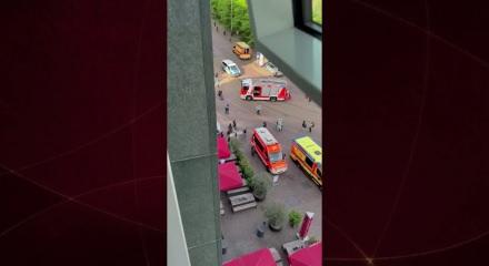 Leipzig'de ara&ccedil; kalabalığın arasına daldı