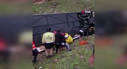 Malatya'da yolcu otob&uuml;s&uuml;n&uuml;n şarampole yuvarlandığı anlar ortaya &ccedil;ıktı: 3 &ouml;l&uuml;, 22 yaralı
