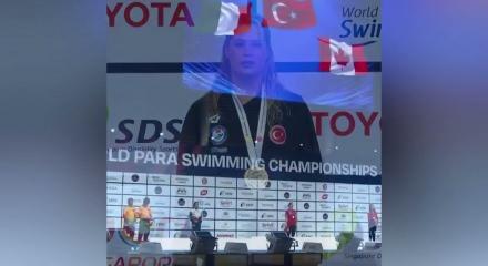 Milli para y&uuml;z&uuml;c&uuml; Defne Kurt'a yılın sporcusu &ouml;d&uuml;l&uuml;