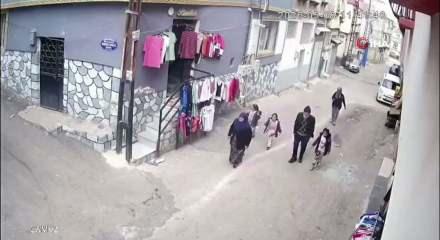 Gaziantep'te motosikletli maganda k&uuml;&ccedil;&uuml;k kıza &ccedil;arpıp ka&ccedil;tı!