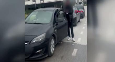 Yere attığı izmaritleri zabıtayı g&ouml;r&uuml;nce tek tek topladı