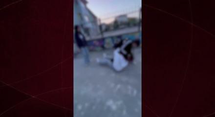 Samsun'daki akran zorbalığı pes dedirtti! Kız &ouml;ğrenciye tekme ve tokatlı saldırı