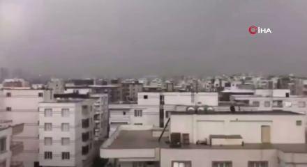 Şanlıurfa'da yıldırım d&uuml;şme anı kameraya yansıdı!