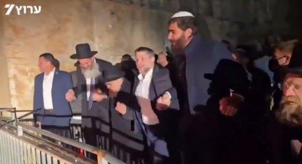 Soykırımcı İsrail Harem-i İbrahim Camii'yi bastı: M&uuml;zik eşliğinde dans ettiler