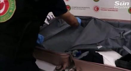 Uyuşturucu ka&ccedil;ak&ccedil;ılığına darbe: İngiliz yolcular 19 kilogram uyuşturucuyla yakalandı